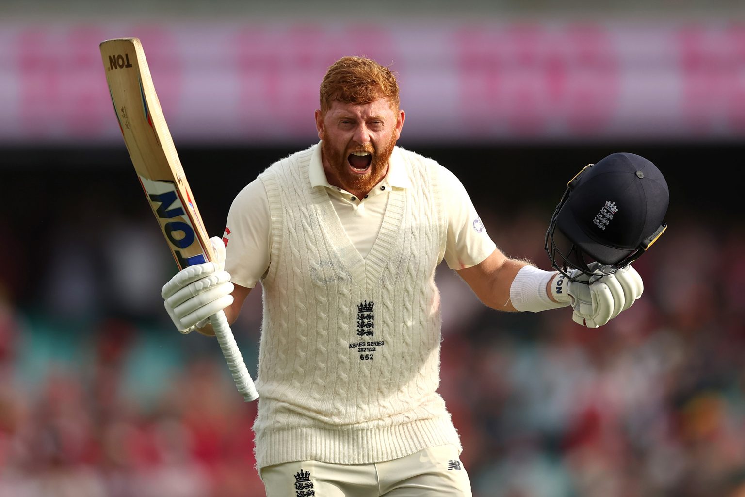 Ignoring the pain in the fingers Jonny Bairstow Scores Century Ignoring the pain in the fingers Jonny Bairstow Scores Century